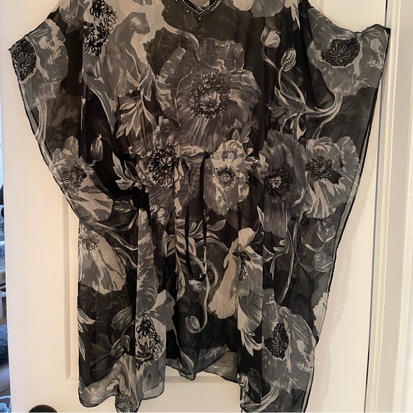 NWOT.  Gorgeous, flowy, sheer, cover-up. $16 - Picture 2 of 4